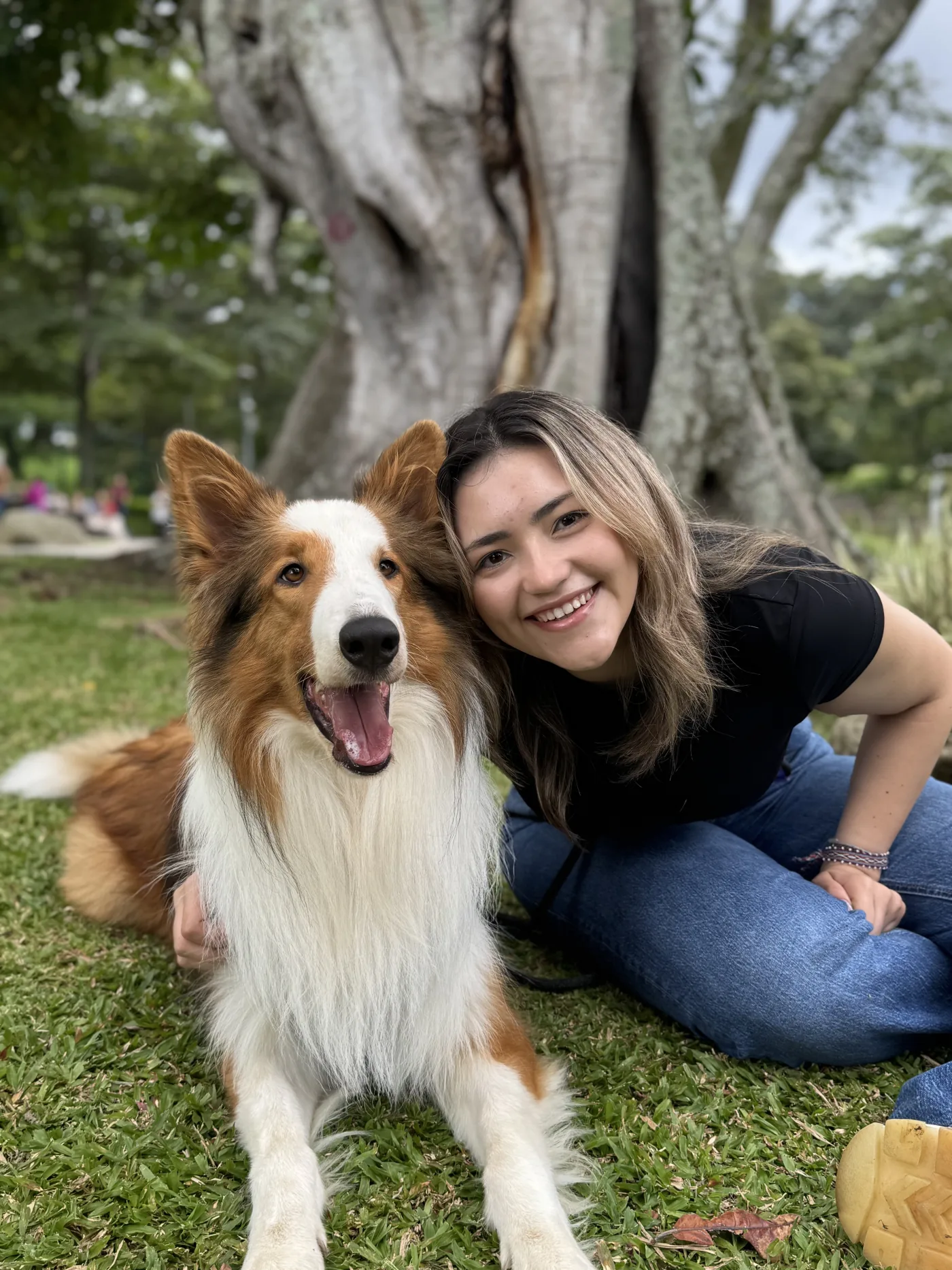 María José Jiménez junto a su perro en el pasto